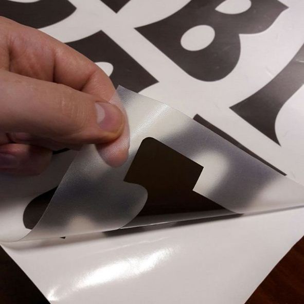 Перенесення тексту на табличку за допомогою монтажної плівки